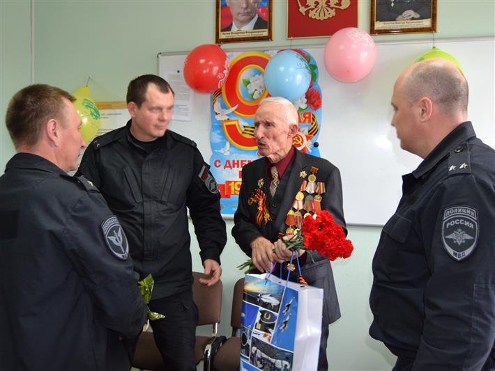 В Забайкалье сотрудники СОБРа встретились с ветераном Великой Отечественной войны