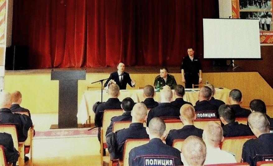 В г. Краснодаре военнослужащие специального моторизованного полка Росгвардии встретились с сыном Героя России и узнали о боевом пути земляка-артиллериста, который получил заслуженную награду спустя полвека