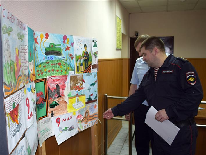 В г. Иркутске сотрудники Росгвардии организовали выставку детских рисунков, посвященную Дню Победы