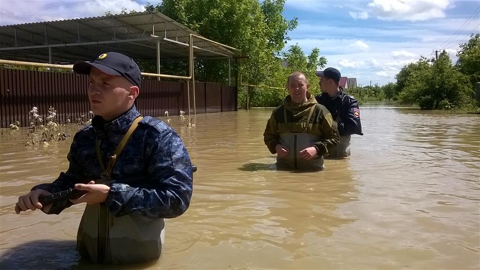 Военнослужащие и сотрудники Росгвардии ликвидируют последствия наводнений