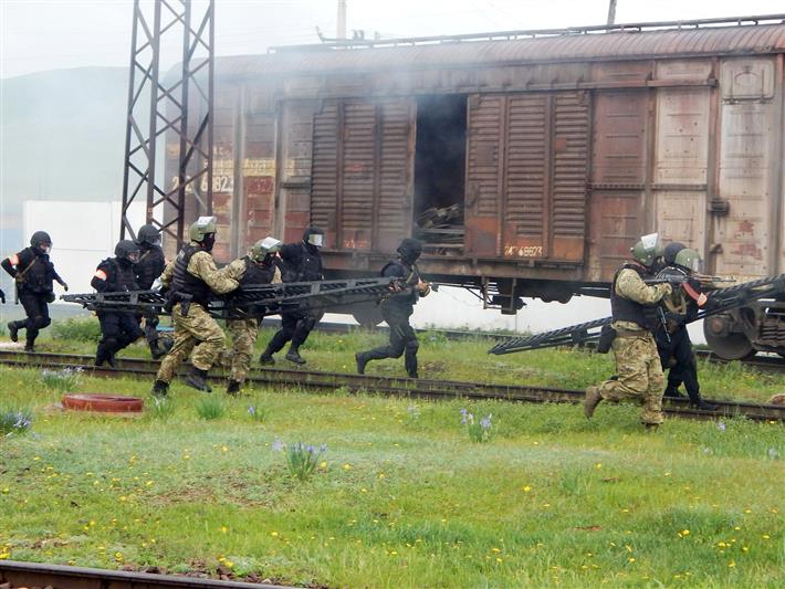В Республике Хакасия сотрудники Росгвардии приняли участие в совместном тактико-специальном учении