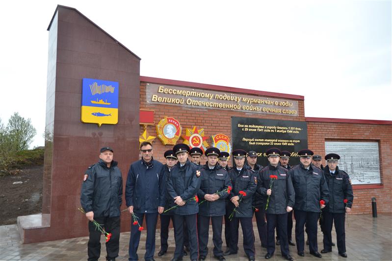 В г. Мурманске сотрудники Росгвардии возложили цветы к отреставрированному мемориалу Великой Отечественной войны