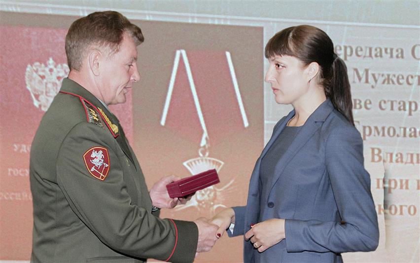 Командующий Приволжским округом передал государственную награду семье военнослужащего, погибшего при исполнении воинского долга