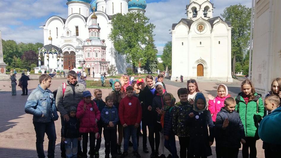 В Московской области дети военнослужащих и сотрудников Росгвардии посетили Свято-Троицкую Сергиеву Лавру