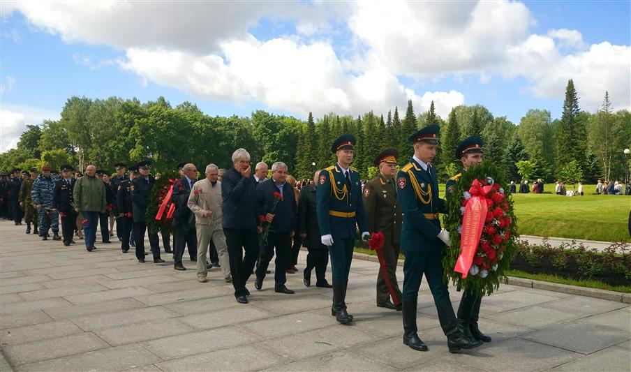 В г. Санкт-Петербурге военнослужащие и сотрудники Росгвардии возложили венки к монументу «Мать-Родина»