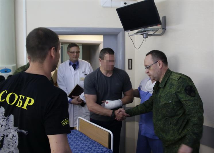 Командующий Центральным округом войск национальной гвардии Российской Федерации навестил раненых сотрудников СОБРа
