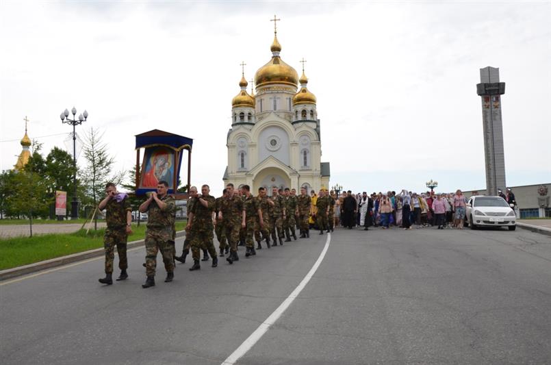 Военнослужащие Росгвардии приняли участие в четырехдневном крестном ходе вокруг г. Хабаровска