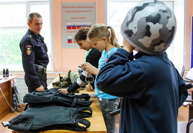 В г. Вологде сотрудники Росгвардии провели Урок мужества для учеников местных школ