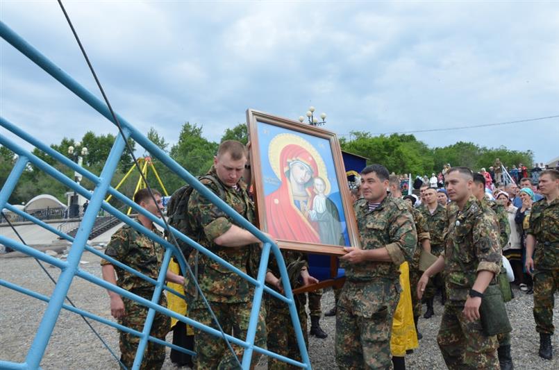 Военнослужащие Росгвардии приняли участие в четырехдневном крестном ходе вокруг г. Хабаровска