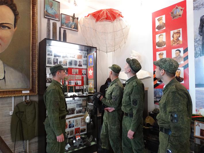 В Приволжском округе военнослужащие и сотрудники Росгвардии приняли участие в  мемориальной акции «Свеча Памяти»