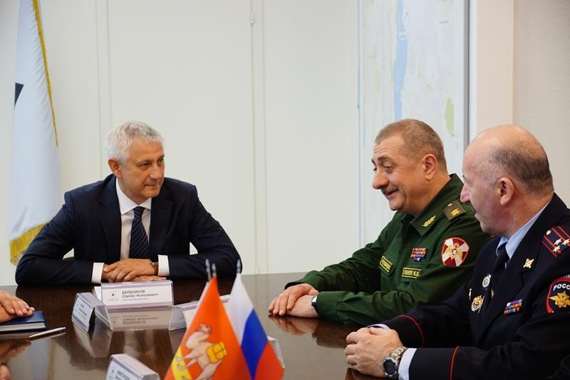Командующий Уральским округом войск национальной гвардии РФ генерал-лейтенант Игорь Голлоев провел рабочую встречу с главой г. Магнитогорска Челябинской области