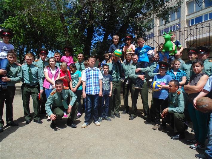 Курсанты Саратовского института навестили детей и подростков с ограниченными возможностями  