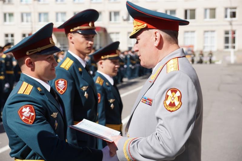 В Санкт-Петербургском военном институте войск национальной гвардии состоялся выпуск лейтенантов