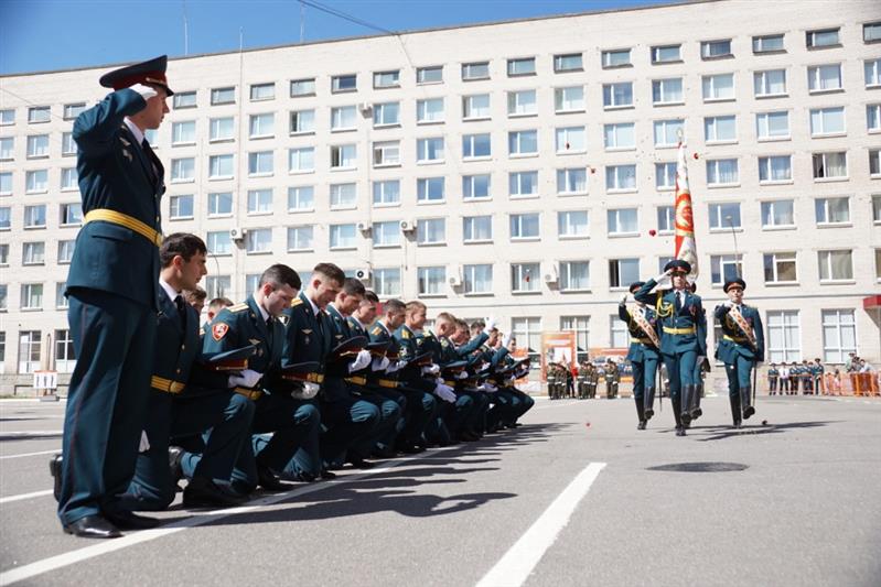В Санкт-Петербургском военном институте войск национальной гвардии состоялся выпуск лейтенантов