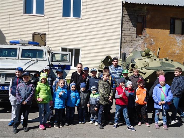 В Свердловской области бойцы ОМОНа провели показательное выступление для детей сотрудников Росгвардии и ФСИН