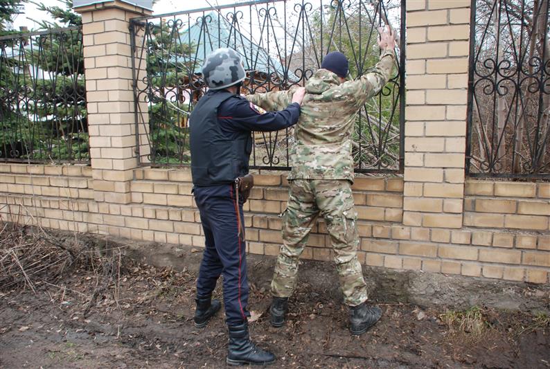 В г. Кирове сотрудники Росгвардии задержали гражданина, подозреваемого в грабеже и хранении боеприпасов