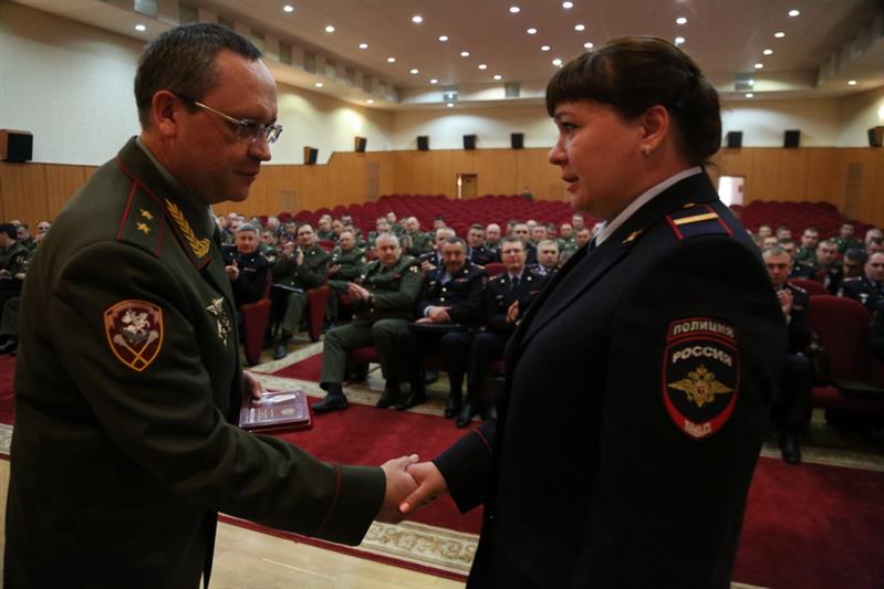 Командующий Центральным округом войск национальной гвардии Российской Федерации вручил военнослужащим и сотрудникам Росгвардии государственные и ведомственные награды