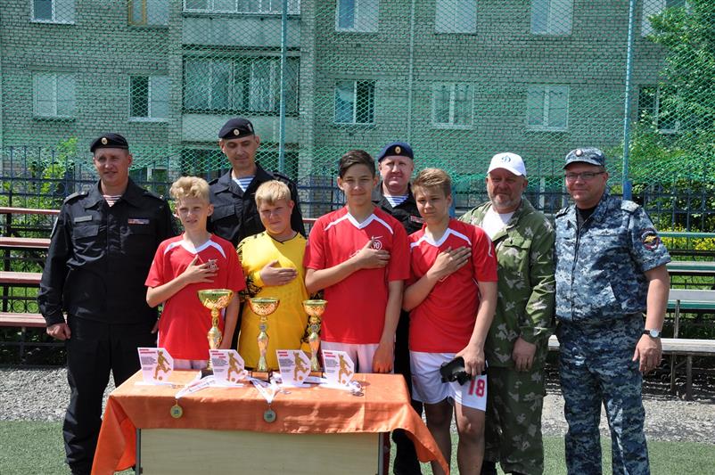 В Республике Алтай состоялись соревнования по футболу, посвященные сотрудникам СОБРа, погибшим при исполнении служебного долга