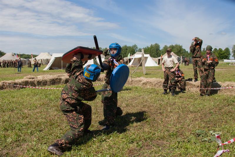 В МУЗЕЕ-ЗАПОВЕДНИКЕ БОРОДИНО ОТКРЫЛСЯ ДЕТСКО-ЮНОШЕСКИЙ ВОЕННО-ПАТРИОТИЧЕСКИЙ ЛАГЕРЬ РОСГВАРДИИ