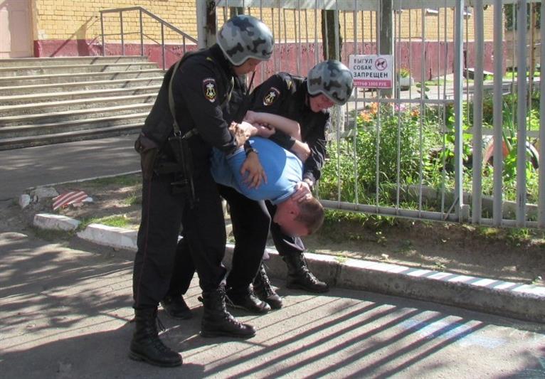 В Архангельской области сотрудники Росгвардии задержали мужчину, который угрожал правоохранителям оружием