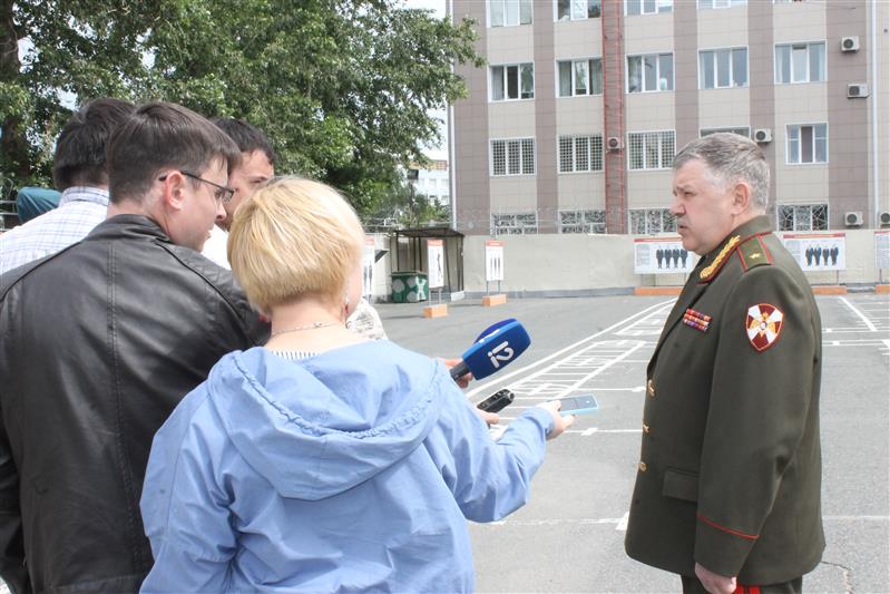 В г. Омске военнослужащим и сотрудникам Росгвардии вручили государственные и ведомственные награды