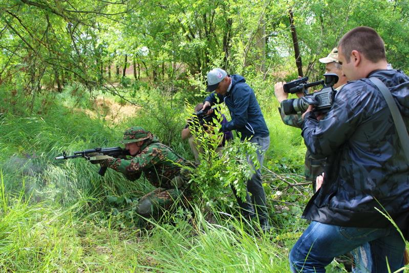В Ростовской области военнослужащие и сотрудники Росгвардии обучили журналистов организации работы в особых условиях
