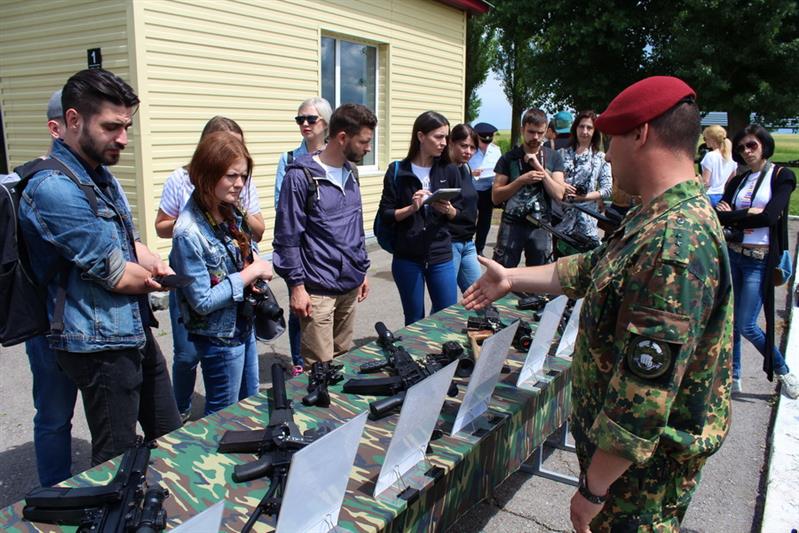 В Ростовской области военнослужащие и сотрудники Росгвардии обучили журналистов организации работы в особых условиях