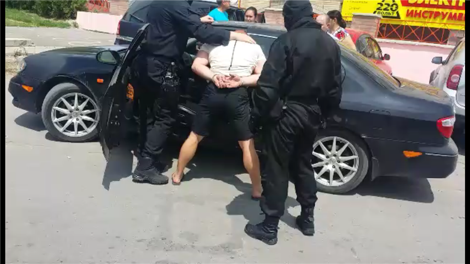 При силовой поддержке бойцов СОБРа «Вектор» Управления Росгвардии по Волгоградской области задержан подозреваемый в покушении на жизнь сотрудника полиции и разбойном нападении на ювелирный салон