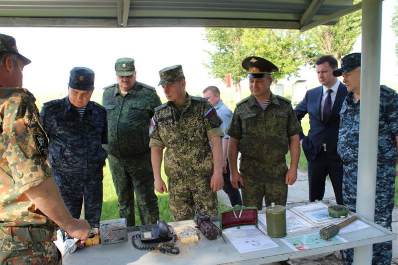 В Ростовской области военнослужащие и сотрудники Росгвардии обучили журналистов организации работы в особых условиях