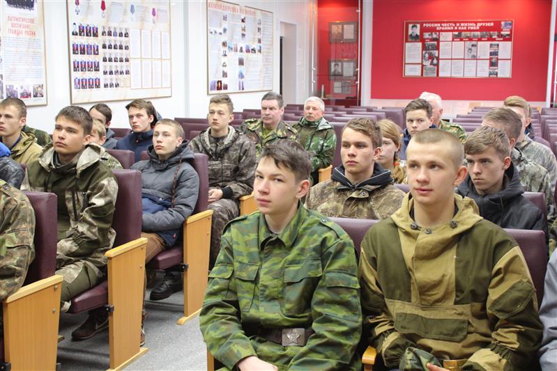 В Вологодской области День защиты детей сотрудники СОБРа Росгвардии провели со школьниками Урок мужества 