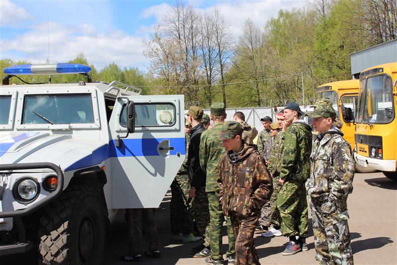 Бойцы кировского ОМОНа провели военно-полевой сбор с выпускниками школ