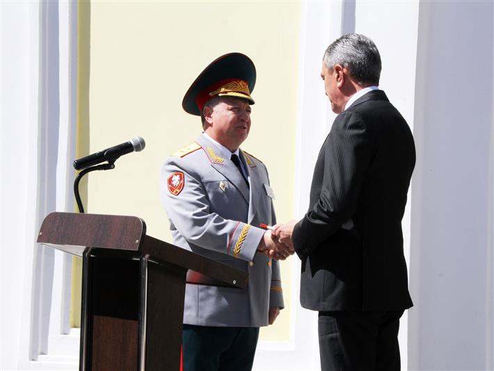 В г. Новосибирске полномочный представитель Президента РФ в Сибирском федеральном округе вручил погоны генерал-полковника командующему Сибирским округом Росгвардии