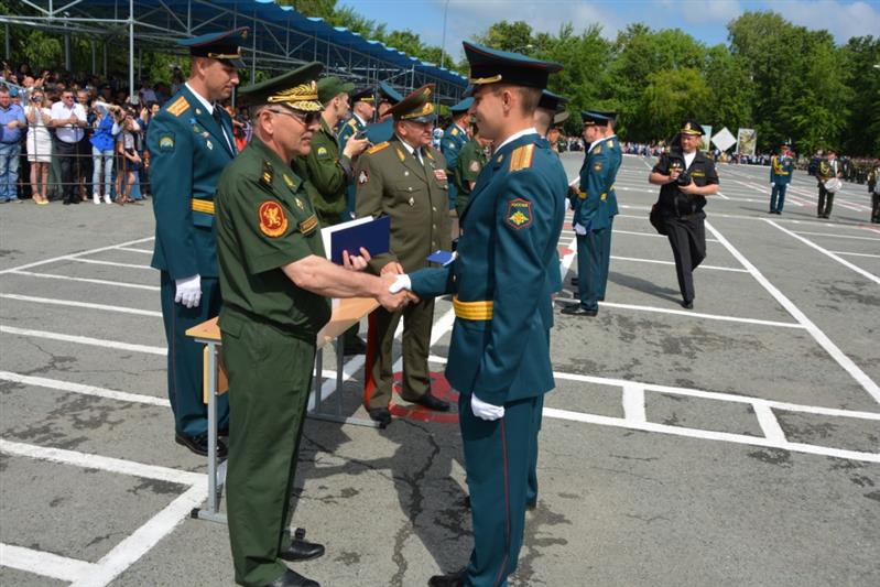 Начальник инженерных войск Росгвардии поздравил выпускников Тюменского высшего военно-инженерного командного училища имени маршала инженерных войск А.И. Прошлякова