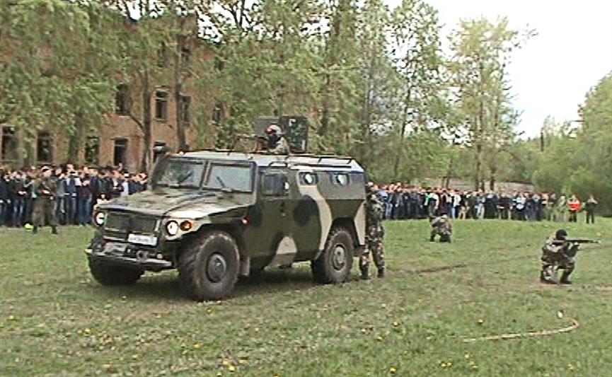 В Вологодской области сотрудники ОМОНа Росгвардии провели день открытых дверей для школьников 