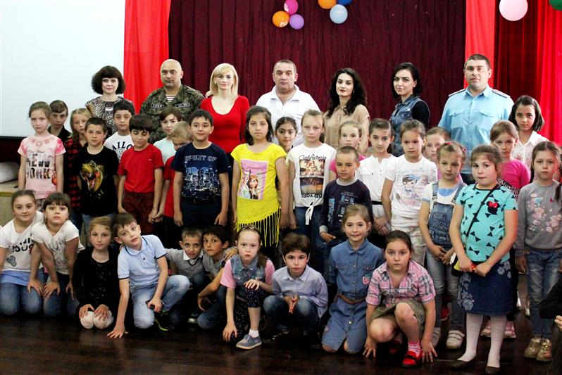 В Карачаево-Черкесской Республике сотрудники Росгвардии совместно с представителями МВД И МЧС провели лекционное занятие с юными гимназистами