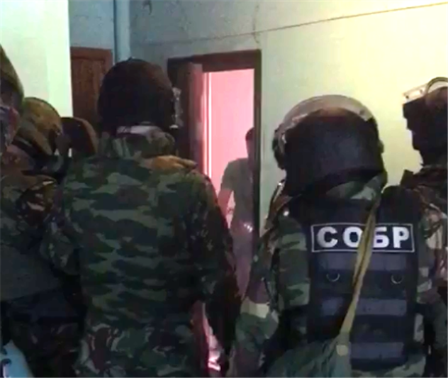 В г. Санкт-Петербурге сотрудники СОБРа Росгвардии задержали троих мужчин, устроивших стрельбу в квартире