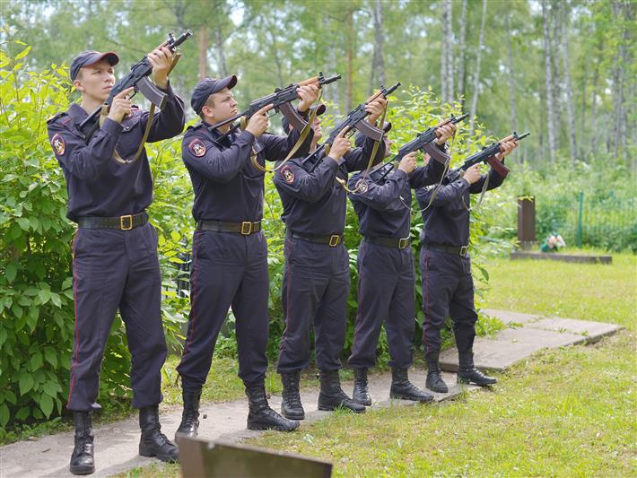 В Томской области сотрудники Росгвардии приняли участие в церемонии захоронения останков солдата Великой Отечественной войны
