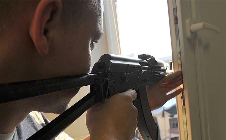 В Республике Северная Осетия-Алания сотрудники Росгвардии задержали мужчину, открывшего стрельбу из окна квартиры