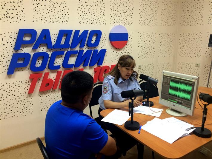 Инспектор Центра лицензионно-разрешительной работы Росгвардии принял участие в передаче Радио «Тыва»