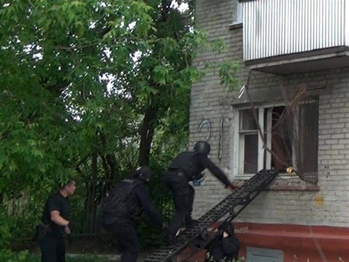 В Томской области бойцы СОБРа Росгвардии задержали членов преступной группы, занимавшихся нелегальным алкогольным бизнесом