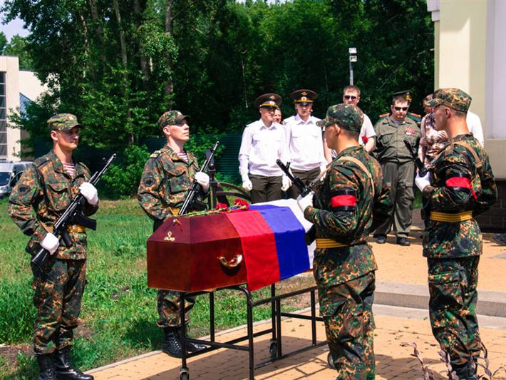 В г. Кемерове военнослужащие и сотрудники Росгвардии приняли участие в перезахоронении останков красноармейца, погибшего в годы Великой Отечественной войны