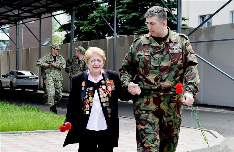В Ставропольском крае сотрудники ОМОНа встретились с ветераном Великой Отечественной войны Джульеттой Бежановой