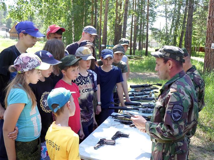 В Иркутской области сотрудники ОМОНа организовали в детском лагере «Комбат» выставку вооружения