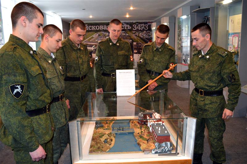 В Приволжском округе военнослужащие и сотрудники Росгвардии приняли участие в  мемориальной акции «Свеча Памяти»