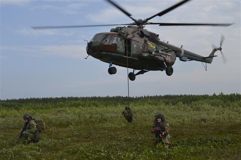 В г. Архангельске бойцы отряда специального назначения Северо-Западного округа Росгвардии провели занятия по десантированию из вертолёта