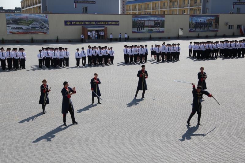 В г. Волгограде начальник Управления Росгвардии по Волгоградской области принял участие в церемонии вручения дипломов выпускникам Академии МВД РФ