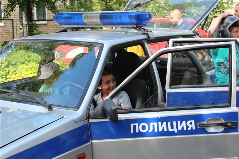 В г. Екатеринбурге сотрудники Управления Росгвардии по Свердловской области навестили детей, оставшихся без попечения родителей