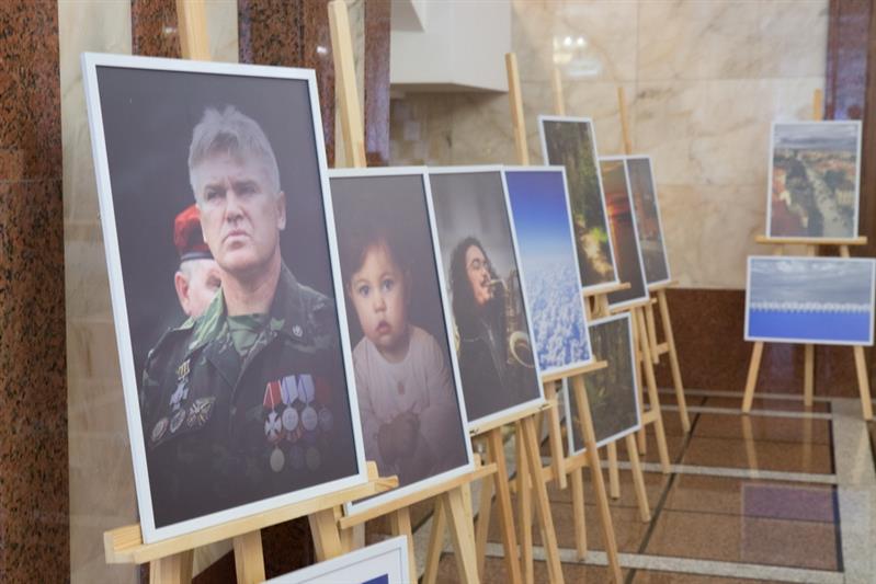 В Центральном аппарате открылась выставка фоторабот начальника Главного управления лицензионно-разрешительной работы и государственного контроля Росгвардии генерал-майора полиции Леонида Веденова