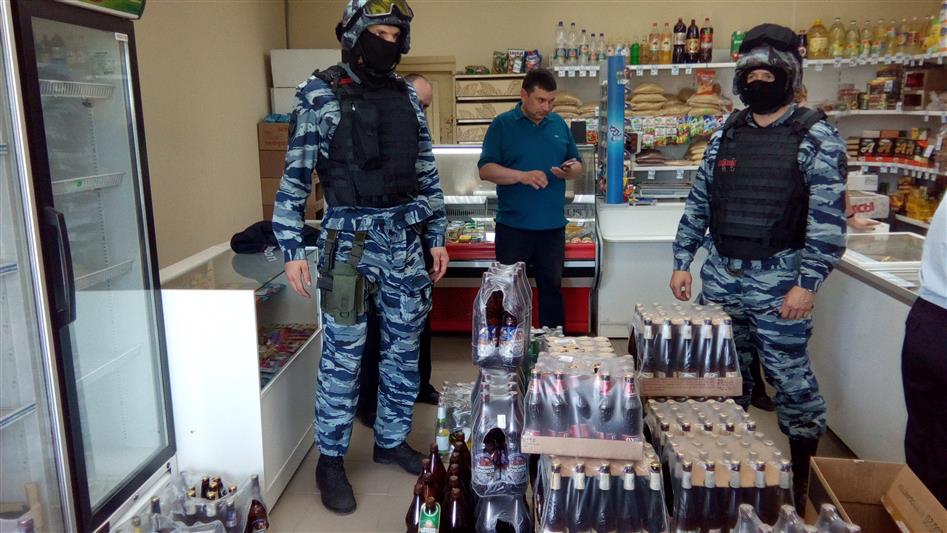 В Свердловской области сотрудники ОМОНа Росгвардии изъяли из незаконного оборота более 200 литров алкоголя