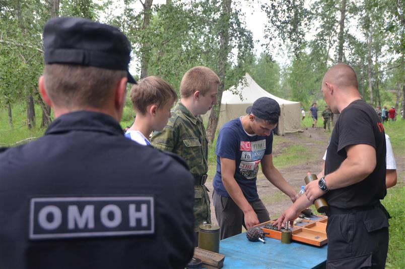 Сотрудники спецподразделений Управления Росгвардии по Красноярскому краю приняли участие в учебных сборах старшеклассников